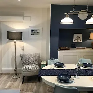  Apartment Rosie's On The Crescent United Kingdom